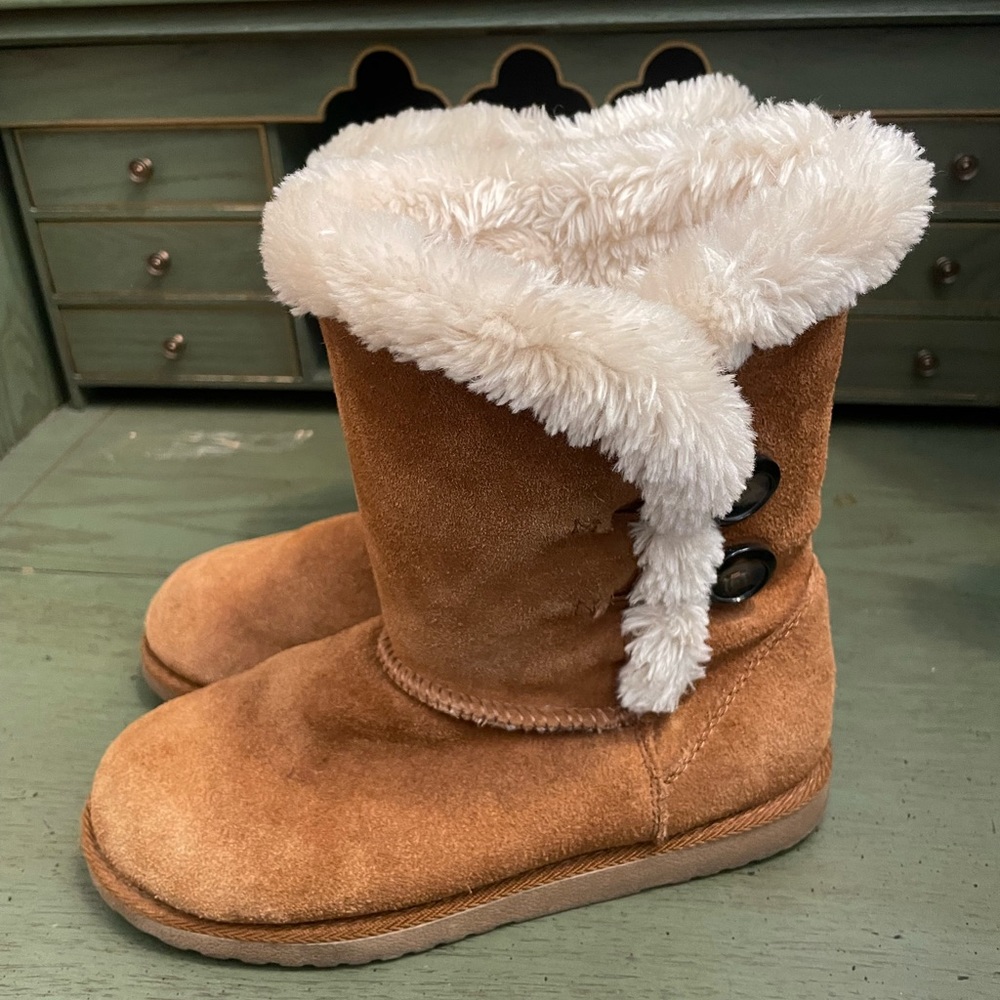 Fluffy boots, so comfy! Send offers
